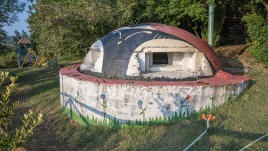 Alter Bunker zum Spielplatz umfunktioniert